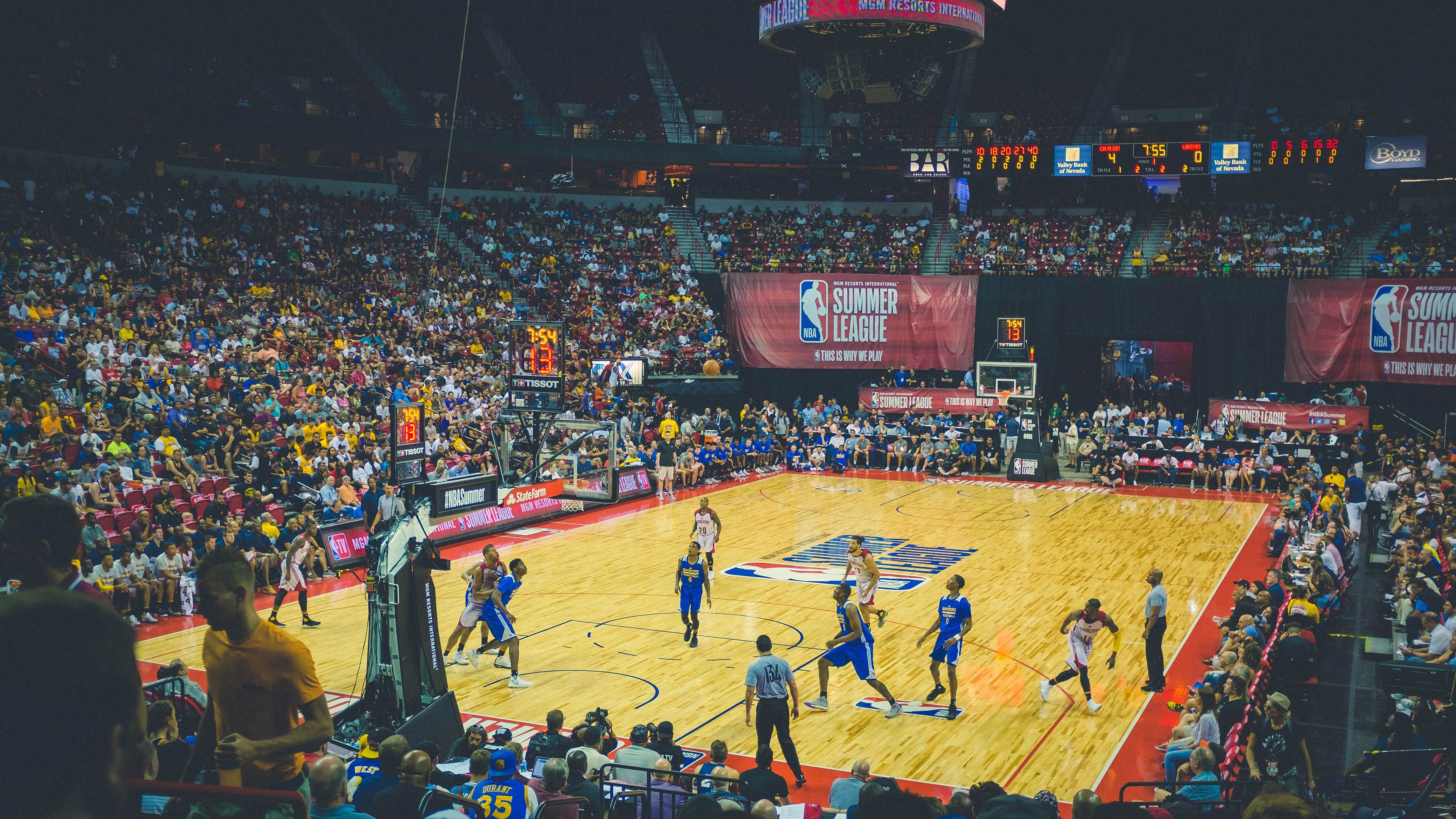 AI裁判逐步实现全场无缝监控,比赛判罚变得更加科学和公正,ai裁判最早应用于哪一年的体操